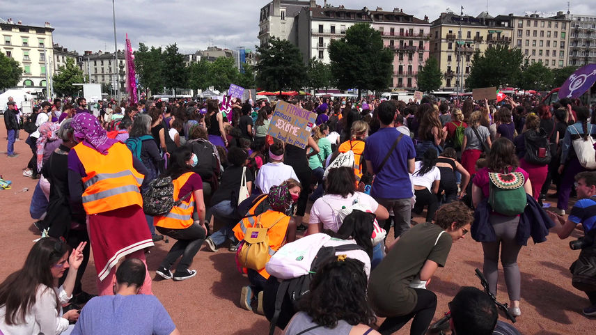 Crowd standing up with enthousiasm at the feminist strike